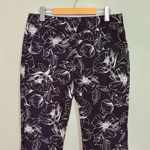 White House Black Market - Black & White Floral Flare Crop Cotton Pants - Picture 2 of 12